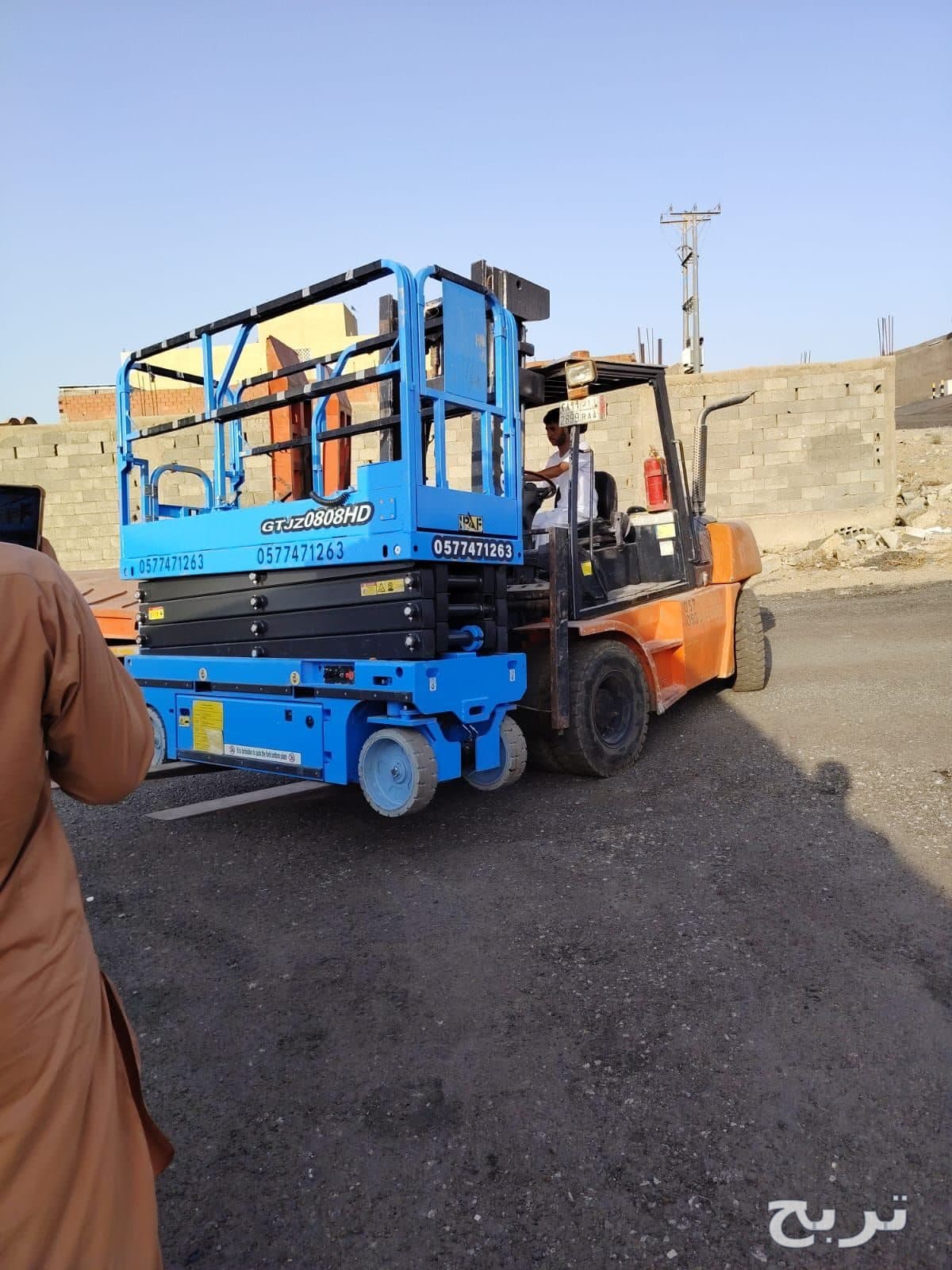 تأجير سيزر لفت (منصة رفع مقصية) ومان لفت (رافعة ذراعية) في جدة والسعودية. تتوفر ارتفاعات متعددة: 4م، 6م، 8م، 10م، 12م، 14م، 16م، 18م، 20م، 22م. رافعات هيدروليكية كهربائية ذاتية الدفع، حمولة ثقيلة. ماركة DINGLI. للإيجار الشهري. للاستفسار: 6